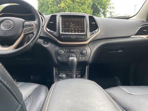 Used 2017 Jeep Cherokee Limited image 35