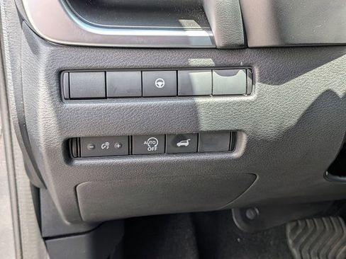 Certified 2025 Nissan Rogue SV FWD image 18