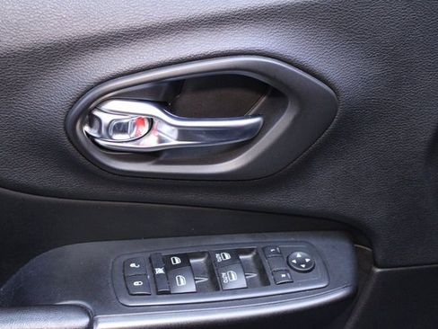 Used 2020 Jeep Cherokee Trailhawk image 17