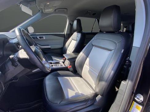Used 2022 Ford Explorer XLT w/ Equipment Group 202A AWD/4WD image 9