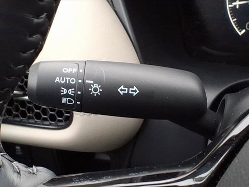 Certified 2025 Honda HR-V EX-L image 32