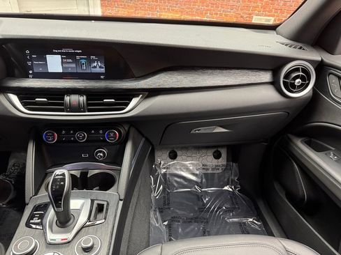 Used 2022 Alfa Romeo Stelvio Sprint image 18