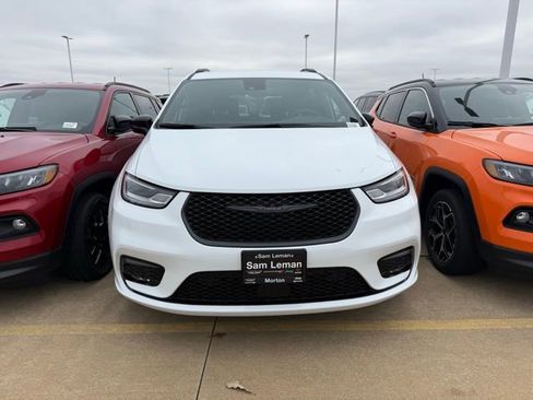 New 2026 Chrysler Pacifica Select w/ S Appearance Package image 3