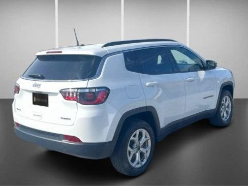Used 2025 Jeep Compass Latitude AWD/4WD image 6