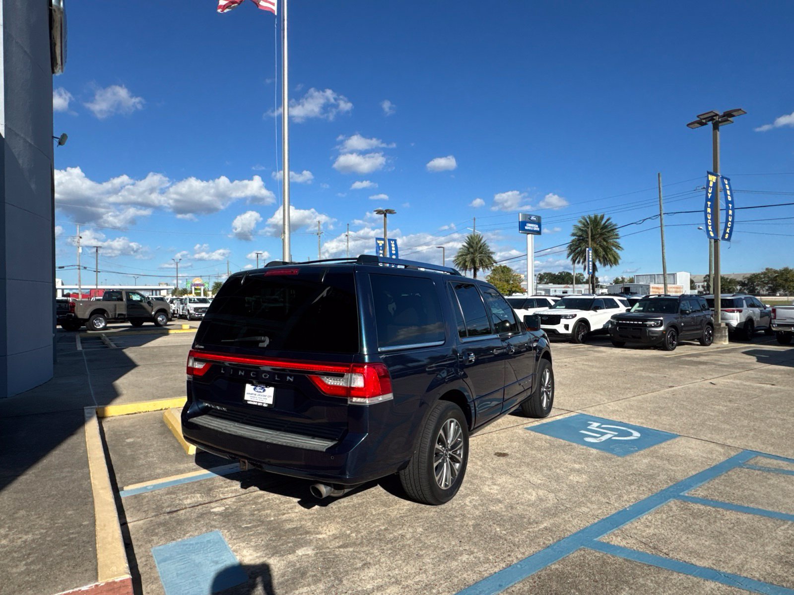 Used 2017 Lincoln Navigator Select RWD image 4