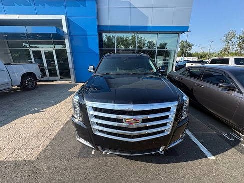 Used 2019 Cadillac Escalade Luxury AWD/4WD image 3