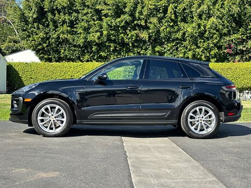 Certified 2025 Porsche Macan AWD/4WD image 2