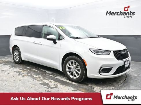 Used 2023 Chrysler Pacifica Touring-L image 1