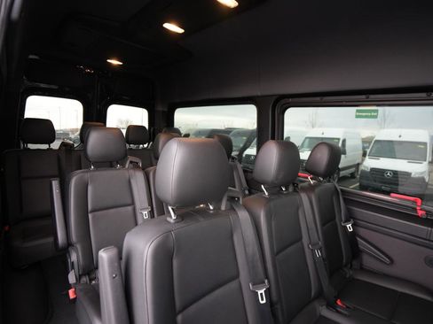 Used 2024 Mercedes-Benz Sprinter 2500 image 8