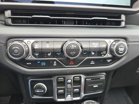Used 2024 Jeep Wrangler Unlimited Sahara AWD/4WD image 29