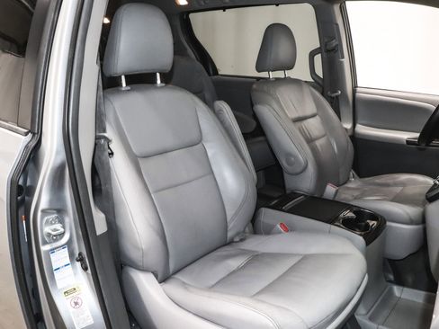 Used 2016 Toyota Sienna XLE Premium image 24