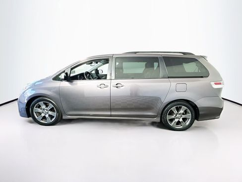 Used 2020 Toyota Sienna SE w/ SE Preferred Package FWD image 4