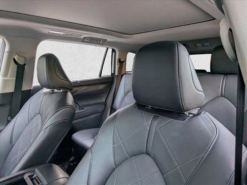 Used 2023 Toyota Highlander Platinum image 14