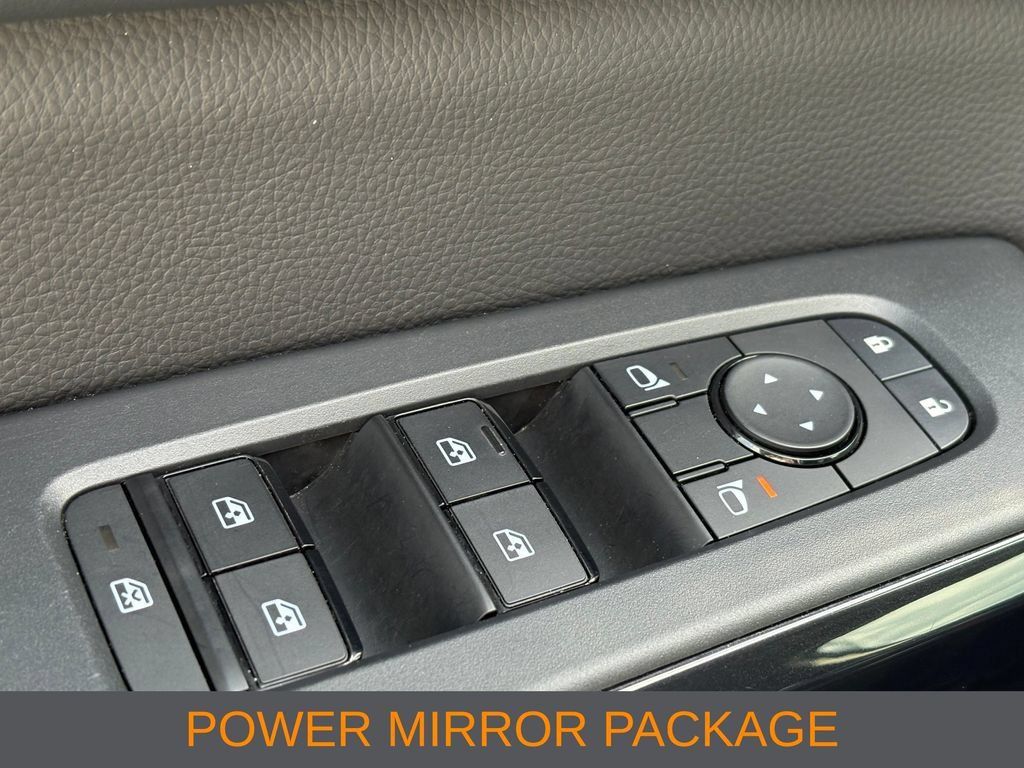 Used 2025 Nissan Pathfinder SV FWD image 9