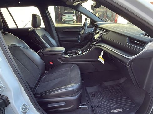 Used 2025 Jeep Grand Cherokee Altitude image 27