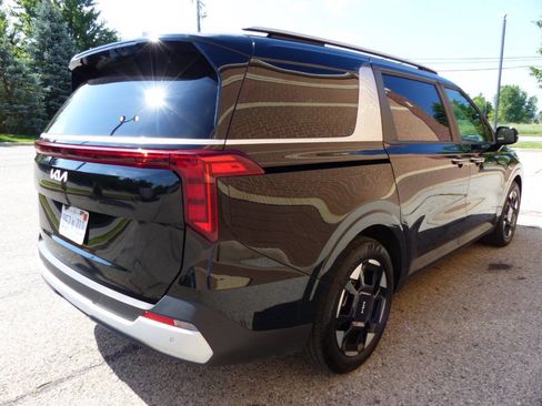 Used 2025 Kia Carnival EX FWD image 11