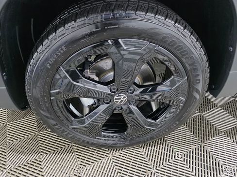 Certified 2025 Volkswagen Taos SE image 10