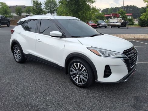 Used 2023 Nissan Kicks SV FWD image 3