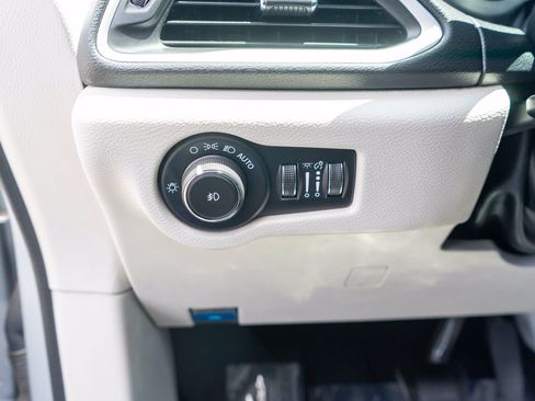 Used 2024 Chrysler Pacifica Touring-L FWD image 16