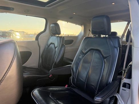 Used 2022 Chrysler Pacifica Limited AWD/4WD image 17