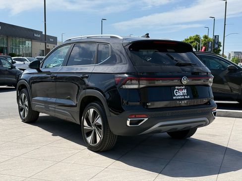 Used 2025 Volkswagen Taos SE AWD/4WD image 8