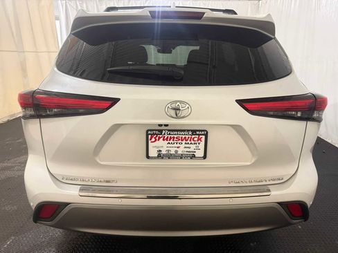 Used 2023 Toyota Highlander Platinum image 16