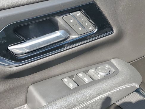 Used 2025 GMC Yukon XL Denali RWD image 19