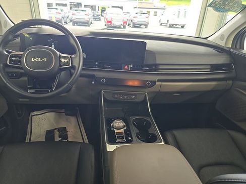 Used 2025 Kia Carnival EX FWD image 11
