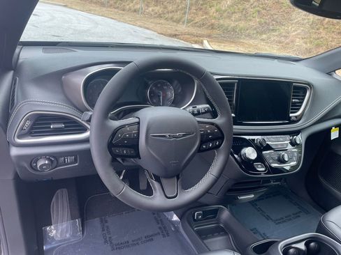 New 2026 Chrysler Pacifica Select w/ S Appearance Package image 11