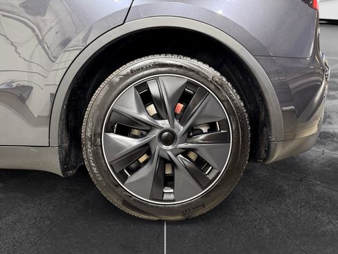 Used 2024 Tesla Model Y Long Range AWD/4WD image 31