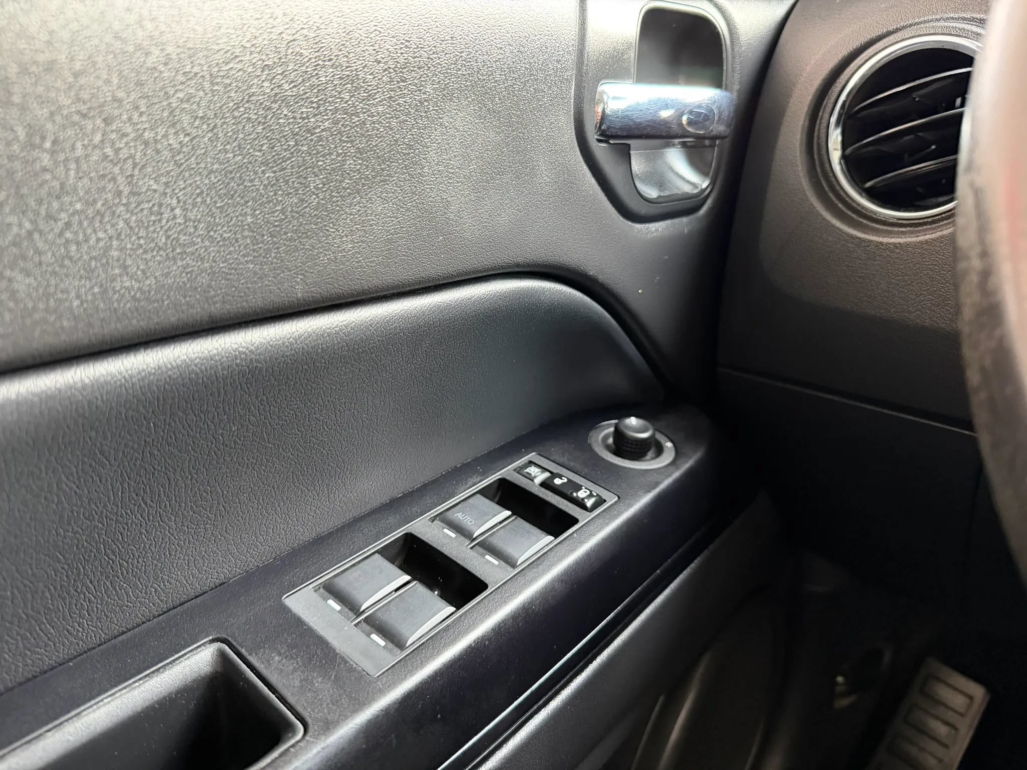 Used 2015 Jeep Patriot High Altitude AWD/4WD image 23