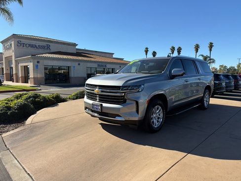 Used 2024 Chevrolet Suburban LT image 1