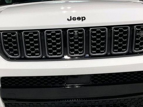 Used 2023 Jeep Grand Cherokee L Summit w/ Advanced Protech Group IV AWD/4WD image 37