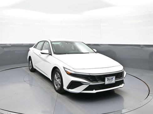 Certified 2025 Hyundai Elantra SE image 3
