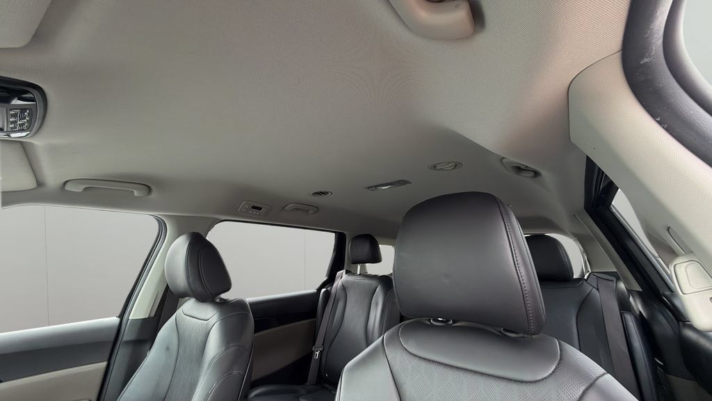 Used 2025 Kia Carnival FWD image 32