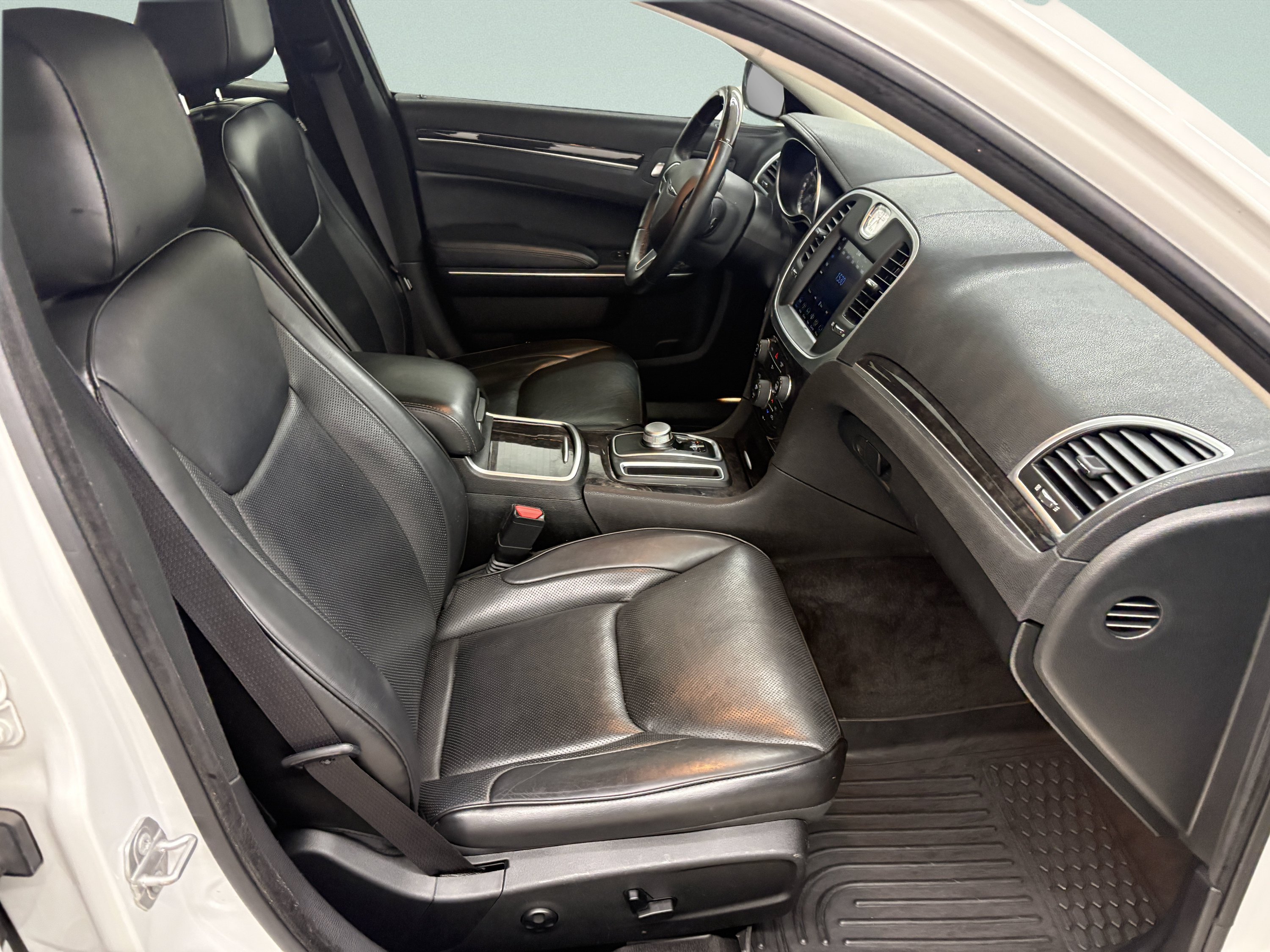 Used 2018 Chrysler 300 Limited AWD/4WD image 20