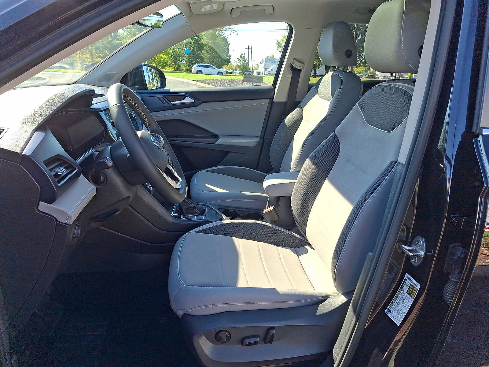Used 2024 Volkswagen Taos SE w/ Panoramic Sunroof Package FWD image 10