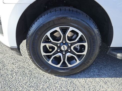 Used 2024 Ford Expedition XLT image 9