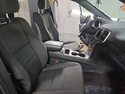 Used 2019 Jeep Grand Cherokee Laredo AWD/4WD image 9