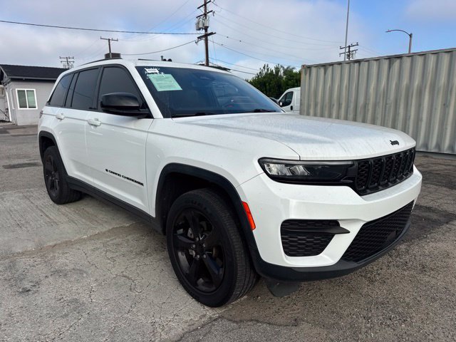 Used 2023 Jeep Grand Cherokee Altitude RWD image 3
