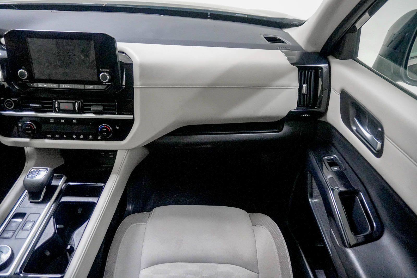 Used 2022 Nissan Pathfinder SV AWD/4WD image 29