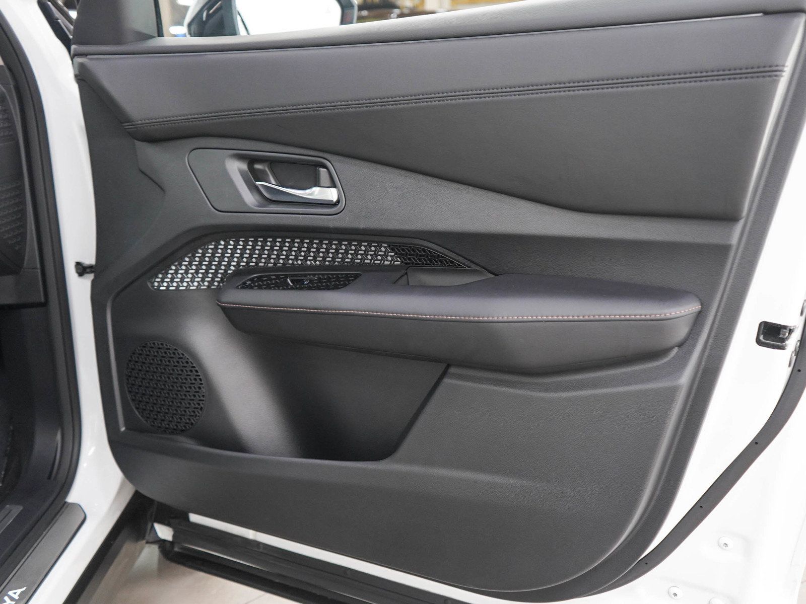 Used 2023 Nissan Ariya AWD image 11