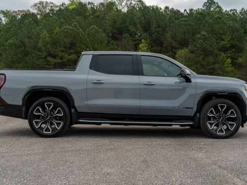 Used 2024 GMC Sierra EV Denali image 13