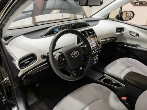 Used 2020 Toyota Prius LE image 3