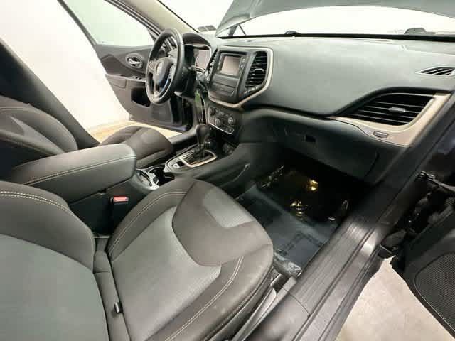 Used 2016 Jeep Cherokee Latitude w/ Cold Weather Group AWD/4WD image 19