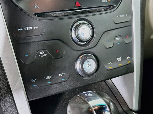 Used 2015 Ford Explorer XLT w/ Equipment Group 202B AWD/4WD image 23