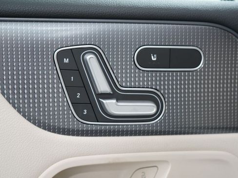Used 2023 Mercedes-Benz EQB 300 4MATIC image 17