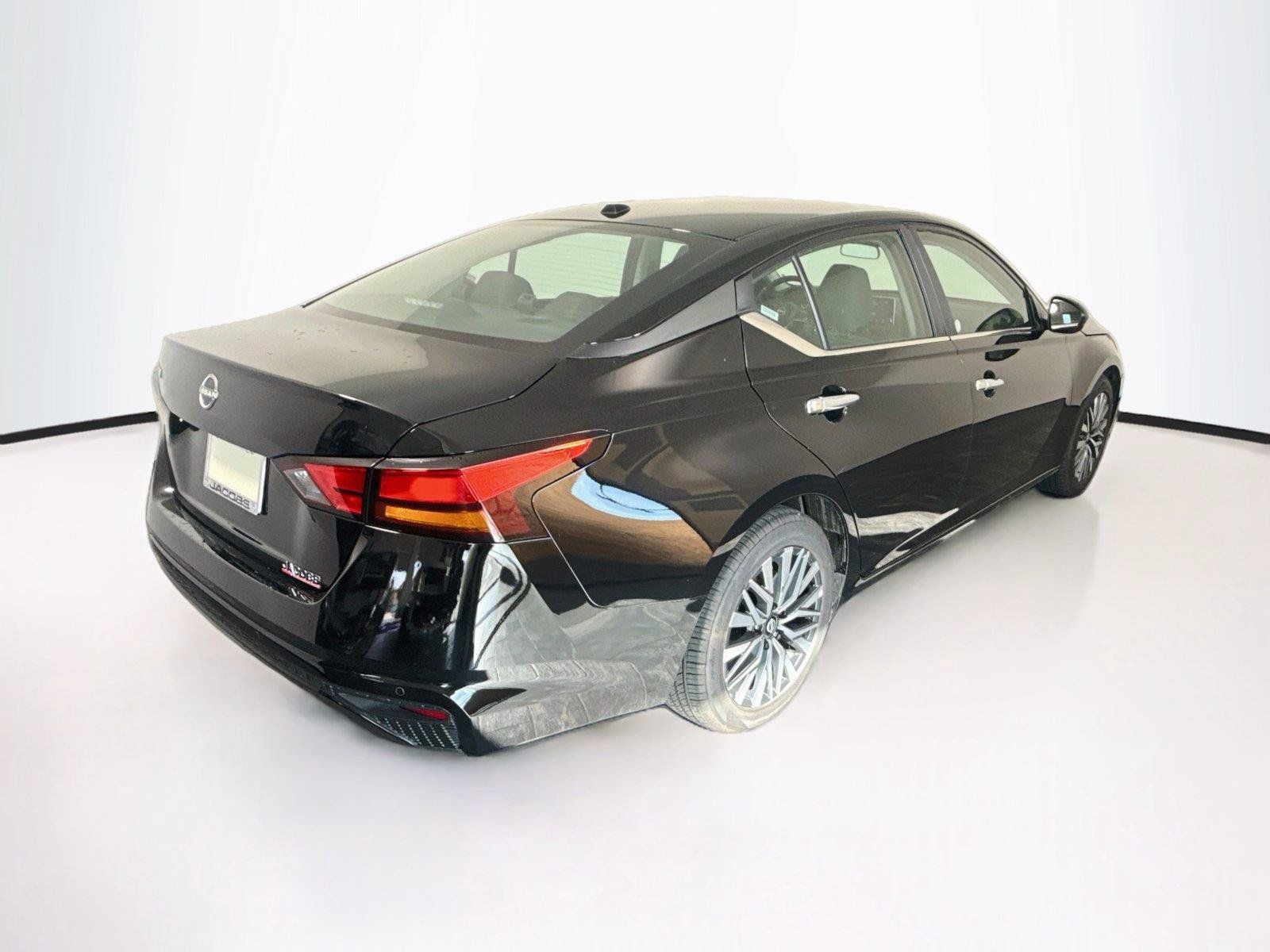 Used 2025 Nissan Altima 2.5 SV FWD image 6