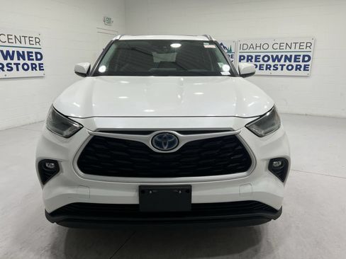 Used 2021 Toyota Highlander XLE AWD/4WD image 3