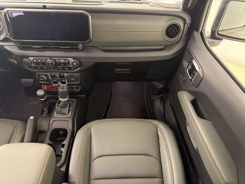 Used 2025 Jeep Gladiator Mojave AWD/4WD image 29